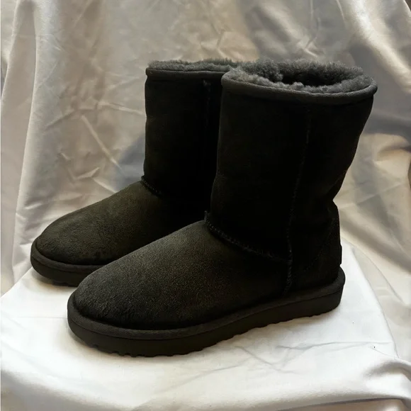 UGG Classic Short - Picture 4 of 8